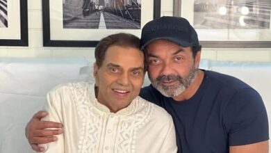 Photo of पहली पत्नी प्रकाश कौर के साथ रह रहे हैं अभिनेता धर्मेंद्र, बेटे बॉबी देओल ने किया खुलासा