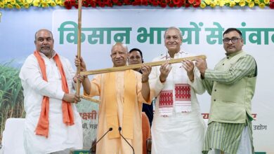 Photo of गोपाष्टमी पर मुख्यमंत्री आवास पहुंचे गन्ना किसान, गन्ना मूल्य बढ़ाने पर किया सीएम योगी का अभिनंदन