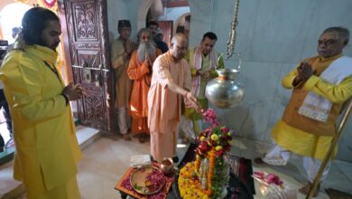 Photo of मुख्यमंत्री योगी आदित्यनाथ ने श्रीकाशी विश्वनाथ और काल भैरव के किए दर्शन, सतुआ बाबा आश्रम में संतों से की भेंट