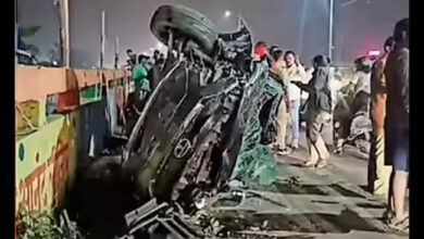 Photo of ठाणे जिले के अंबरनाथ में कार कई वाहनों से टकरा कर पलटी, 4 की मौत, 3 घायल