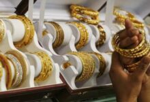 Photo of सर्राफा बाजार में गिरावट जारी, 900 रुपये तक सस्ता हुआ सोना