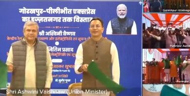 Photo of गोरखपुर-पीलीभीत एक्सप्रेस ट्रेन का इज्ज़तनगर तक विस्तार, वैष्णव ने दिखाई हरी झंडी