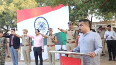 Photo of गुजरात के उपमुख्यमंत्री संघवी ने सरहदी गाँव मोटी छेर में जवानों के साथ किया सामूहिक राष्ट्रगीत