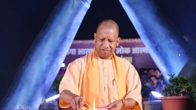 Photo of देव दीपावली : काशी में मां गंगा की गोद से झिलमिलाई आस्था, लाखों दीपों से जगमगाए अर्धचंद्राकार गंगा घाट