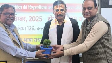 Photo of गोरखपुर विश्वविद्यालय में साप्ताहिक संवाद: “जो हार गया, वह पत्रकार नहीं” – रत्नाकर सिंह