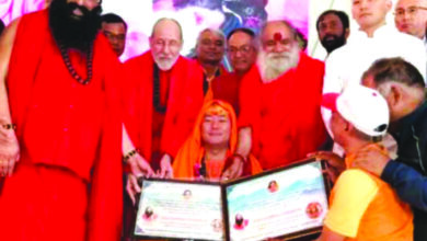 Photo of बौद्ध धर्म छोड़कर सनातन मानने वाले जापान के बाला कुंभ मुनि महाराज को निरंजनी अखाड़े ने दी महामण्डलेश्वर की उपाधि