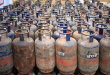 Photo of कमर्शियल गैस सिलेंडर की घटी कीमत, रसोई गैस सिलेंडर की कीमत में बदलाव नहीं
