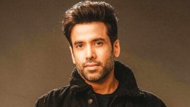 Photo of जरीन खान की प्रार्थना सभा में गिरने के बाद जितेंद्र की तबीयत पर बोले तुषार कपूर