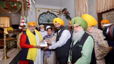 Photo of उपराष्ट्रपति और दिल्ली की मुख्यमंत्री ने गुरुद्वारा रकाबगंज साहिब में किए दर्शन
