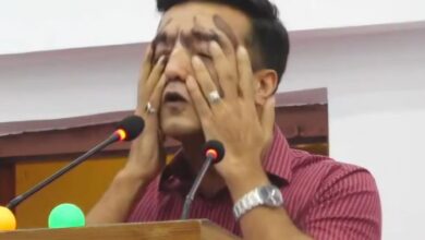 Photo of प्रचंड की नीतियों का विरोध करते हुए उनकी ही पार्टी के विधायक ने अपने मुंह पर कालिख पोती