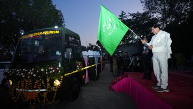 Photo of मप्र के पन्ना नेशनल पार्क में मुख्यमंत्री ने दिखाई 10 नई कैंटर बसों को हरी झंडी