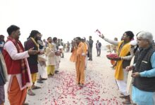 Photo of काशी-तमिल संगमम : तमिलनाडु से सातवां समूह पहुंचा काशी, पुष्पवर्षा के बीच किए बाबा विश्वनाथ के दर्शन