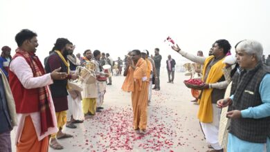 Photo of काशी-तमिल संगमम : तमिलनाडु से सातवां समूह पहुंचा काशी, पुष्पवर्षा के बीच किए बाबा विश्वनाथ के दर्शन