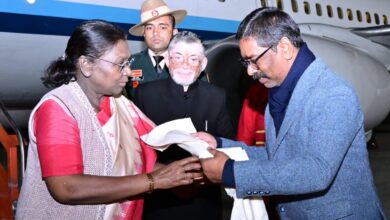 Photo of राष्ट्रपति द्रौपदी मुर्मु तीन दिवसीय झारखंड दौरे पर पहुंचीं रांची, कड़ी सुरक्षा के बीच लोकभवन पहुंचा काफिला