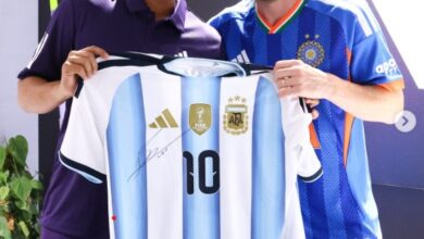 Photo of कुलदीप यादव को मिली दिग्गज लियोनेल मेसी से साइन की हुई अर्जेंटीना फुटबॉल टीम की जर्सी