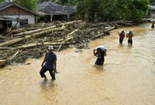 Photo of इंडोनेशिया के सुमात्रा द्वीप में चक्रवाती तूफान से तबाही, बाढ़-भूस्खलन से 712 लोगों की मौत