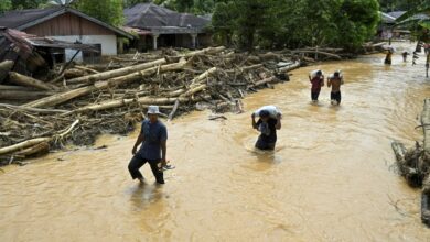 Photo of इंडोनेशिया के सुमात्रा द्वीप में चक्रवाती तूफान से तबाही, बाढ़-भूस्खलन से 712 लोगों की मौत