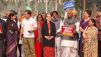 Photo of एसआईआर के खिलाफ संसद भवन के बाहर इंडी गठबंधन का प्रदर्शन