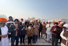 Photo of दिल्ली की मुख्यमंत्री ने कैबिनेट सहयोगियों के साथ स्वर्ण मंदिर में माथा टेका