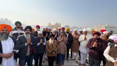 Photo of दिल्ली की मुख्यमंत्री ने कैबिनेट सहयोगियों के साथ स्वर्ण मंदिर में माथा टेका