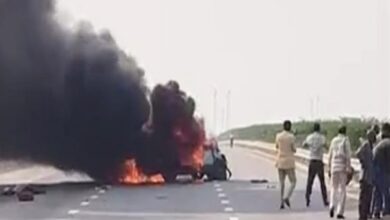 Photo of बाराबंकी में पूर्वांचल एक्सप्रेस-वे पर टक्कर के बाद कार में लगी आग, पांच की मौत व छह झुलसे