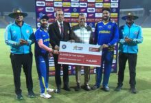 Photo of प्लेयर ऑफ द मैच बनकर भी दिल जीत गए मोहम्मद सिराज, तन्मय अग्रवाल संग शेयर किया अवॉर्ड