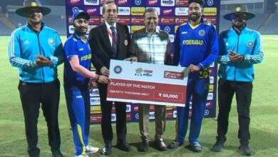 Photo of प्लेयर ऑफ द मैच बनकर भी दिल जीत गए मोहम्मद सिराज, तन्मय अग्रवाल संग शेयर किया अवॉर्ड