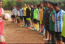 Photo of साड़ी में मैदान पर उतरकर फुटबॉल को नई उड़ान दे रही बांकुड़ा की कोच भारती