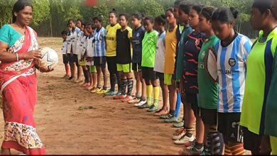 Photo of साड़ी में मैदान पर उतरकर फुटबॉल को नई उड़ान दे रही बांकुड़ा की कोच भारती