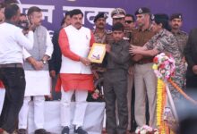 Photo of मप्र के बालाघाट में मुख्यमंत्री के समक्ष 2.36 करोड़ के इनामी 10 नक्सलियों ने किया आत्मसमर्पण