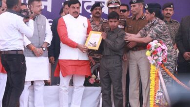 Photo of मप्र के बालाघाट में मुख्यमंत्री के समक्ष 2.36 करोड़ के इनामी 10 नक्सलियों ने किया आत्मसमर्पण