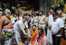 Photo of सीरीज में जीत के बाद कोहली का आध्यात्मिक सफ़र: परिवार संग पहुंचे वराह लक्ष्मी नरसिम्हा मंदिर