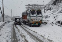 Photo of हिमाचल में भारी बर्फ़बारी से 452 सड़कें और दो नेशनल हाईवे बंद, 4274 ट्रांसफार्मर ठप