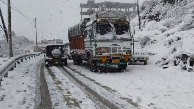 Photo of हिमाचल में भारी बर्फ़बारी से 452 सड़कें और दो नेशनल हाईवे बंद, 4274 ट्रांसफार्मर ठप
