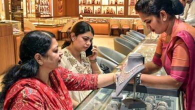 Photo of चांदी नया रिकॉर्ड बनाकर मुनाफावसूली के कारण ऊपरी स्तरों से फिसली