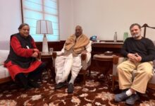 Photo of कांग्रेस सांसद शशि थरूर ने खरगे और राहुल गांधी से मुलाकात कर कहा- सब ठीक