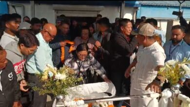 Photo of प्रशांत तामांग का पार्थिव शरीर बागडोगरा एयरपोर्ट पहुंचा, अंतिम दर्शन काे उमड़ी भीड़