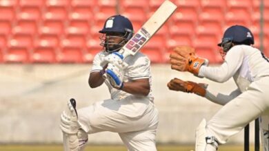 Photo of रणजी ट्रॉफी में सरफराज खान ने खेली एक और ऐतिहासिक पारी, 206 गेंदों में लगाया शानदार दोहरा शतक