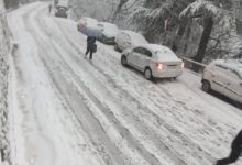 Photo of हिमाचल में बर्फबारी के बाद जनजीवन पटरी पर नहीं, एक हज़ार सड़कें बंद