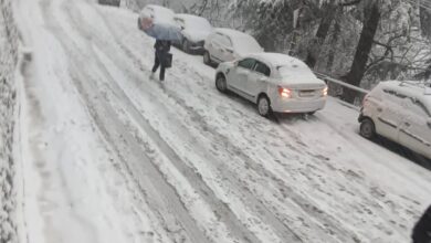 Photo of हिमाचल में बर्फबारी के बाद जनजीवन पटरी पर नहीं, एक हज़ार सड़कें बंद