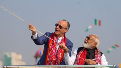 Photo of अहमदाबाद में अंतरराष्ट्रीय पतंग महोत्सव 2026 का उद्घाटन, मोदी–मर्ज ने साथ उड़ाई पतंग