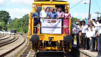 Photo of भारत की मदद से श्रीलंका में पटरी पर लौट रहा जीवन