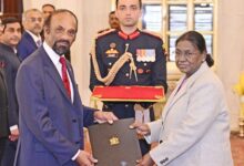 Photo of तीन देशों के राजदूतों ने राष्ट्रपति को अपने परिचय पत्र सौंपे