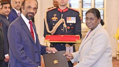 Photo of तीन देशों के राजदूतों ने राष्ट्रपति को अपने परिचय पत्र सौंपे
