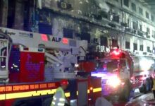 Photo of पाकिस्तान के कराची में शॉपिंग प्लाजा की आग में बुझ गए 26 घरों के चिराग, 18 की पहचान, 76 लोग लापता