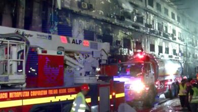 Photo of पाकिस्तान के कराची में शॉपिंग प्लाजा की आग में बुझ गए 26 घरों के चिराग, 18 की पहचान, 76 लोग लापता