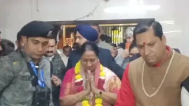Photo of दिल्ली की मुख्यमंत्री रेखा गुप्ता पहुंची दतिया, पीतांबरा पीठ में पूजन कर सुख-समृद्धि की कामना की