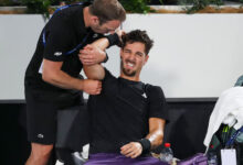 Photo of कोकिनाकिस की कंधे की चोट ने रोक दी एडिलेड इंटरनेशनल वापसी, वैचेरोट क्वार्टर-फाइनल में