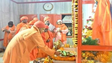 Photo of सीएम योगी आदित्यनाथ ने अर्पित की गुरु गोरखनाथ को आस्था की खिचड़ी