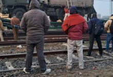 Photo of बिहार के मुजफ्फरपुर में मिलिट्री स्पेशल ट्रेन पर लदा ट्रक ओएचई से टकराया, आग लगने से रेल परिचालन बाधित